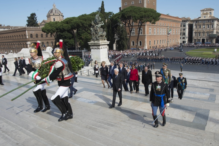 Il Presidente Sergio Mattarella, insieme alle Alte Cariche dello Stato, rende omaggio al Milite Ignoto 