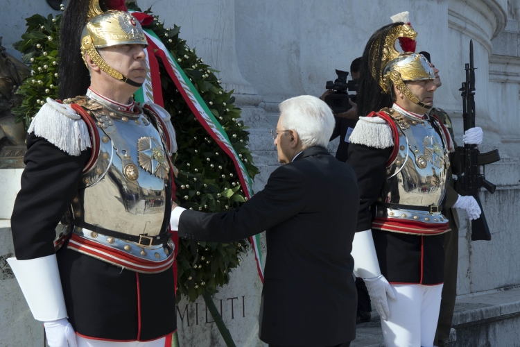 Il Presidente Sergio Mattarella depone una corona d'alloro al Sacello del Milite Ignoto 