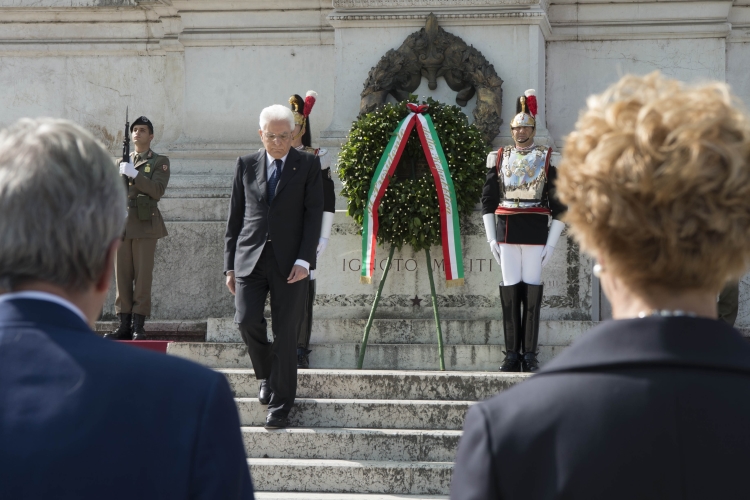 Il Presidente Sergio Mattarella dopo aver deposto una corona d'alloro al Sacello del Milite Ignoto 