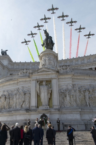 Il Presidente Sergio Mattarella dopo aver deposto una corona d'alloro al Sacello del Milite Ignoto 