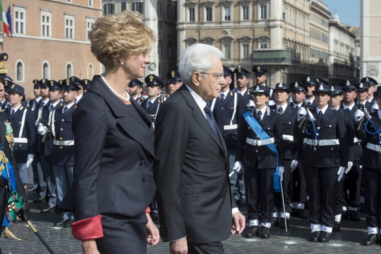 Il Presidente Sergio Mattarella con la Ministra della Difesa Roberta Pinotti 