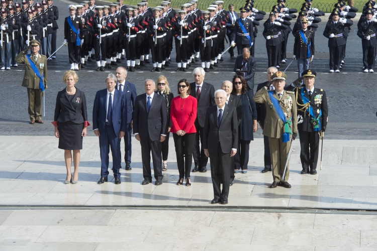 Il Presidente Sergio Mattarella con le alte Cariche dello Stato all'Altare della Patria