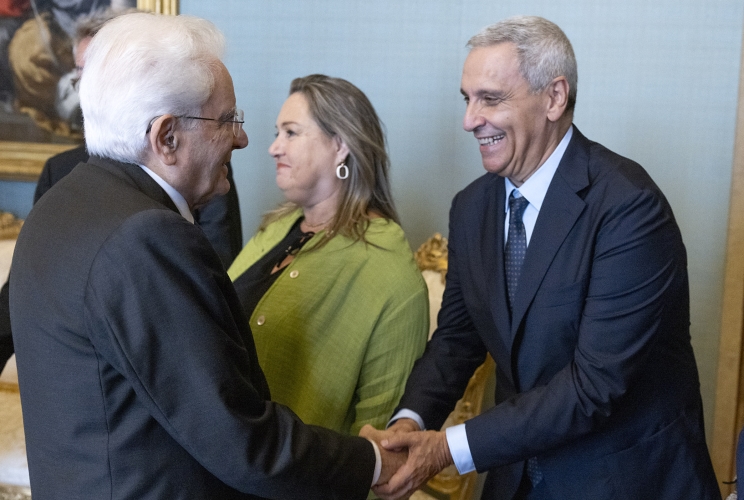 Il Presidente Sergio Mattarella con lo scrittore Maurizio De Giovanni, in occasione della proiezione del docufilm “Quattro giorni per la libertà: Napoli 1943”