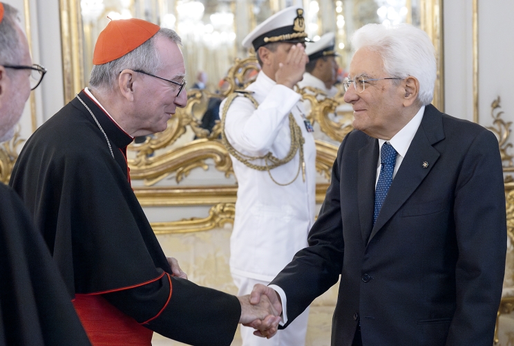 Il Presidente Sergio Mattarella con S.Em. Rev.ma il Cardinale Pietro Parolin, Segretario di Stato di Sua Santità, in occasione dell'incontro con i Cardinali italiani di nuova nomina