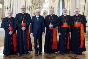 Il Presidente Sergio Mattarella, S.Em. Rev.ma il Cardinale Pietro Parolin, Segretario di Stato di Sua Santità e S.E. Rev.ma Emil Paul Tscherrig, Nunzio Apostolico in Italia, con i Cardinali italiani di nuova nomina