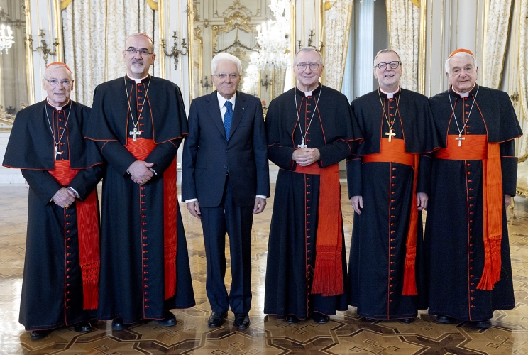 Il Presidente Sergio Mattarella, S.Em. Rev.ma il Cardinale Pietro Parolin, Segretario di Stato di Sua Santità e S.E. Rev.ma Emil Paul Tscherrig, Nunzio Apostolico in Italia, con i Cardinali italiani di nuova nomina