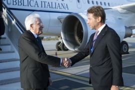 Il Presidente della Repubblica Sergio Mattarella all’aeroporto internazionale Francisco Sá Carneiro di Porto,accolto dall'Ambasciatore d’Italia a Lisbona, Carlo Formosa,in occasione della partecipazione alla XVIII riunione dei Capi di Stato del gruppo Arraiolos 
