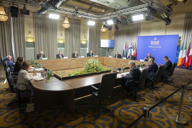Il Presidente della Repubblica Sergio Mattarella durante la prima sessione di lavoro su: “L’Unione Europea e la situazione in Ucraina” ,in occasione della XVIII riunione dei Capi di Stato del gruppo Arraiolos 
