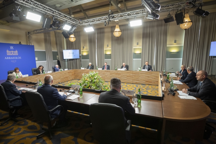 Il Presidente della Repubblica Sergio Mattarella durante la prima sessione di lavoro su: “L’Unione Europea e la situazione in Ucraina” ,in occasione della XVIII riunione dei Capi di Stato del gruppo Arraiolos 
