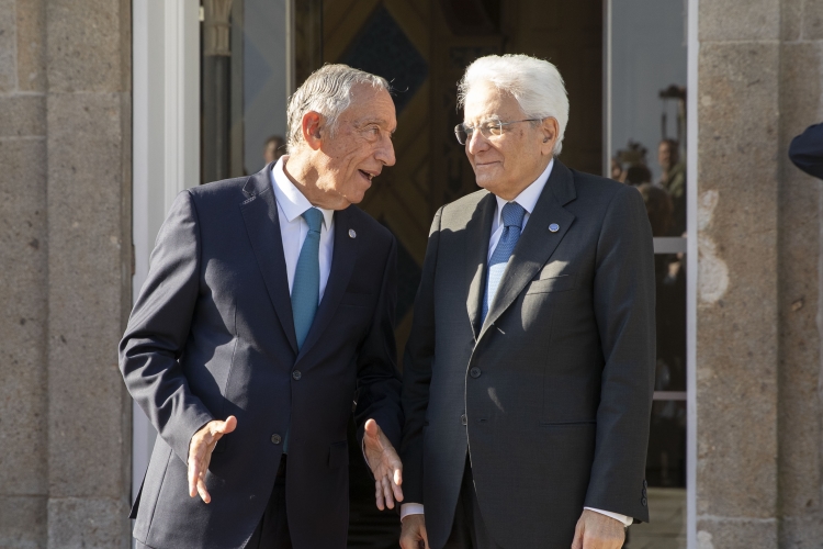 Il Presidente della Repubblica Sergio Mattarella accolto dal Presidente della Repubblica Portoghese, Marcelo Rebelo de Sousa,in occasione della XVIII riunione dei Capi di Stato del gruppo Arraiolos 
