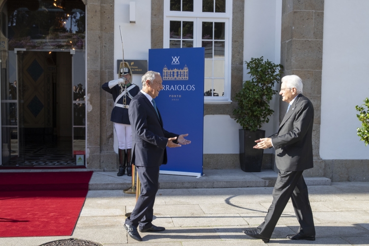 Il Presidente della Repubblica Sergio Mattarella accolto dal Presidente della Repubblica Portoghese, Marcelo Rebelo de Sousa,in occasione della XVIII riunione dei Capi di Stato del gruppo Arraiolos 

