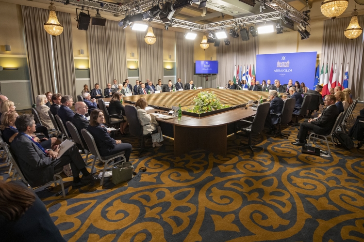 Il Presidente della Repubblica Sergio Mattarella durante la seconda sessione di lavoro su: “La strada verso l’imminente elezione del Parlamento Europeoe altre sfide dell’Unione Europea”,in occasione della XVIII riunione dei Capi di Stato del gruppo Arraiolos 
