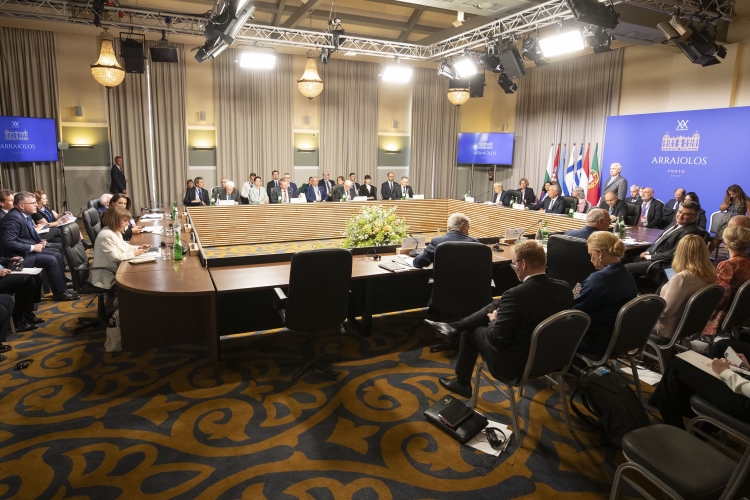 Il Presidente della Repubblica Sergio Mattarella durante la seconda sessione di lavoro su: “La strada verso l’imminente elezione del Parlamento Europeoe altre sfide dell’Unione Europea”,in occasione della XVIII riunione dei Capi di Stato del gruppo Arraiolos 
