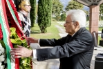 Mattarella depone una corona di fiori al cimitero monumentale “Vittime del Vajont”