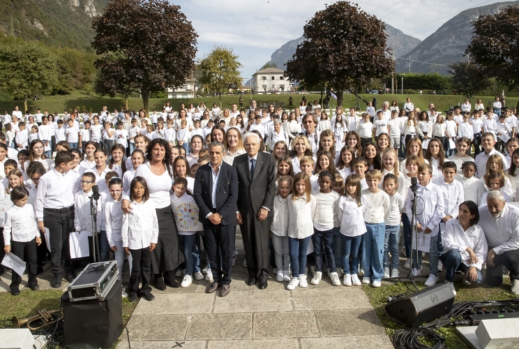  Il Presidente della Repubblica Sergio Mattarella depone una corona di fiori al cimitero monumentale "Vittime del Vajont"