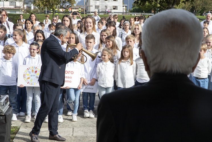 Longarone - Il Presidente della Repubblica Sergio Mattarella depone una corona di fiori al cimitero monumentale "Vittime del Vajont