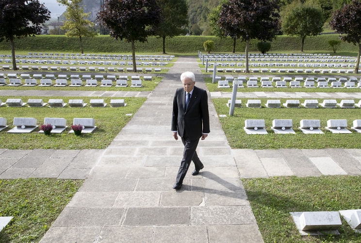 Il Presidente della Repubblica Sergio Mattarella depone una corona di fiori al cimitero monumentale "Vittime del Vajont"