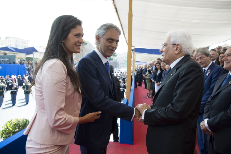 Il Presidente Sergio Mattarella saluta Andrea Bocelli dopo l'inno nazionale per il 71° anniversario della Repubblica Italiana.