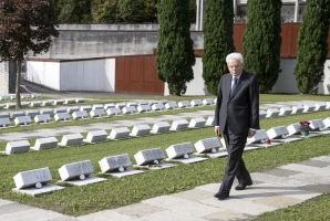 Il Presidente della Repubblica Sergio Mattarella depone una corona di fiori al cimitero monumentale "Vittime del Vajont"
