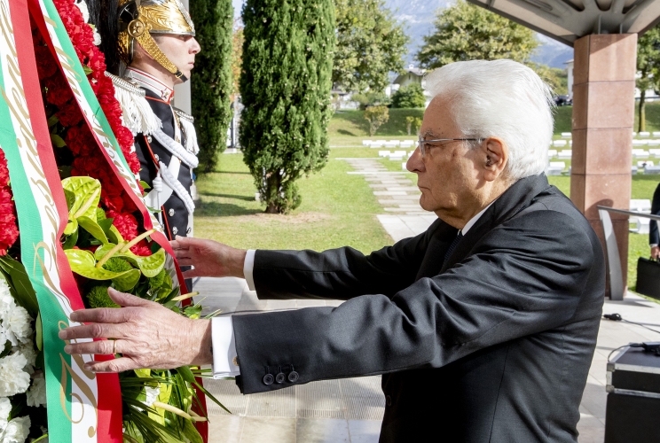  Il Presidente della Repubblica Sergio Mattarella depone una corona di fiori al cimitero monumentale "Vittime del Vajont"
