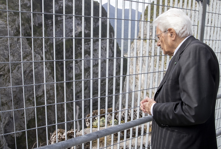 Vajont - Il Presidente della Repubblica Sergio Mattarella alla cerimonia commemorativa del 60° anniversario del disastro del Vajont percorre la diga