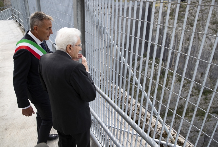 Vajont - Il Presidente della Repubblica Sergio Mattarella alla cerimonia commemorativa del 60° anniversario del disastro del Vajont percorre la diga
