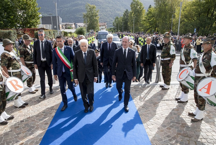 Longarone - Il Presidente della Repubblica Sergio Mattarella depone una corona di fiori al cimitero monumentale "Vittime del Vajont"