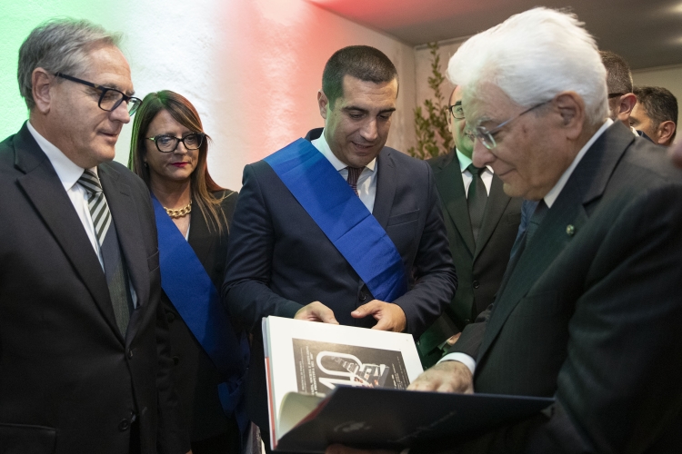 Il Presidente della Repubblica Sergio Mattarella a L'Aquila con Michele de Pascale, Presidente dell’Unione delle Province d’Italia, Piero Antonelli, Direttore generale dell’Unione delle Province d’Italia, e Laura Pernazza, Presidente della Provincia di Terni in occasione della 36ª Assemblea annuale delle Province d’Italia
