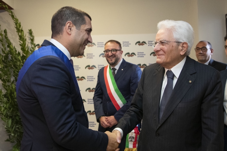 Il Presidente della Repubblica Sergio Mattarella con Michele de Pascale, Presidente dell’Unione delle Province d’Italia, in occasione della 36ª Assemblea annuale delle Province d’Italia
