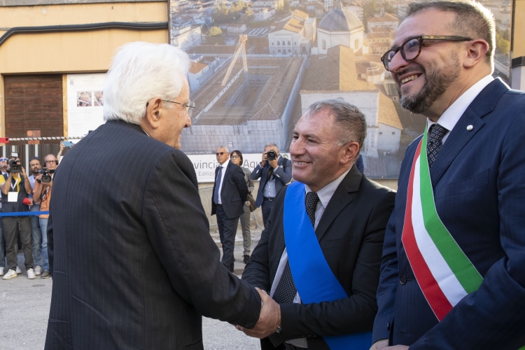Il Presidente della Repubblica Sergio Mattarella accolto da Angelo Caruso Presidente della Provincia de L’Aquila  

