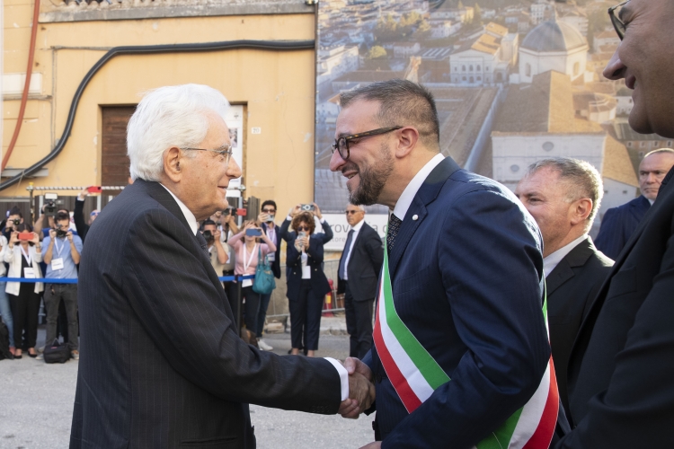 Il Presidente della Repubblica Sergio Mattarella accolto da Pierluigi Biondi, Sindaco de L’Aquila  

