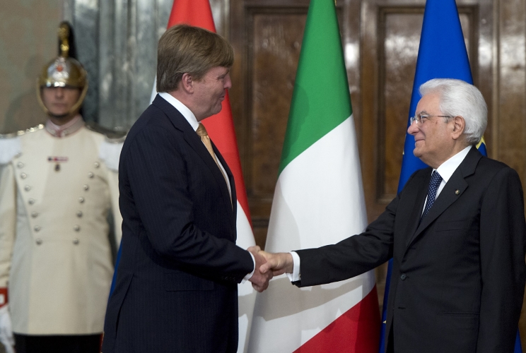 Il Presidente della Repubblica Sergio Mattarella e il Re Willem Alexander dei Paesi Bassi nella Sala del Bronzino