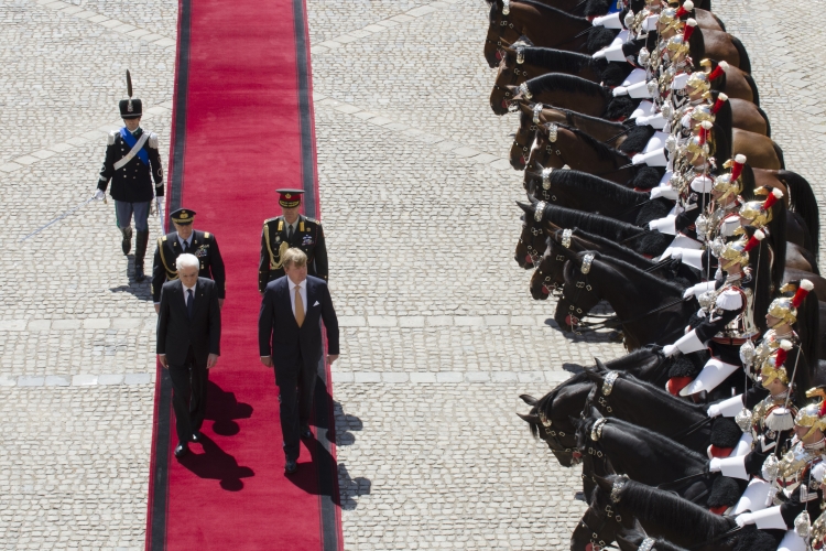 Il Presidente della Repubblica Sergio Mattarella e Sua Maestà il Re Willem Alexander durante gli onori militari