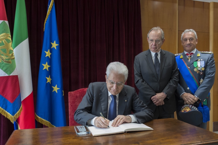 Mattarella con il Ministro Ministro dell’Economia e delle Finanze il Comandante Generale della Guardia di Finanza