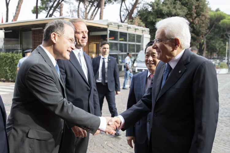 Il Presidente della Repubblica Sergio Mattarella saluta Edmondo Cirielli, Vice Ministro degli affari esteri e della cooperazione internazionale,alla cerimonia di apertura della Giornata Mondiale dell'Alimentazione
