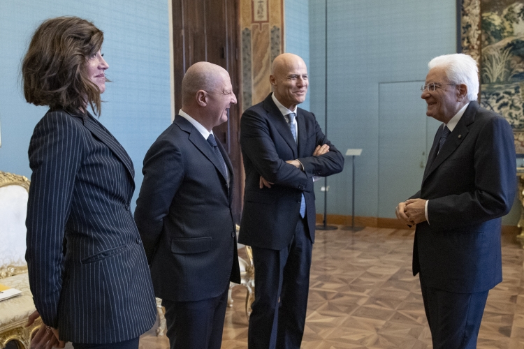 Il Presidente della Repubblica Sergio Mattarella con Anna Maria Bernini, Ministro dell’Università e della ricerca,Giuseppe Zafarana  Presidente del Consiglio di amministrazione di Eni,e con Claudio Descalzi Amministratore delegato di Eni,in occasione della cerimonia di premiazione dei vincitori Eni Award 2023
