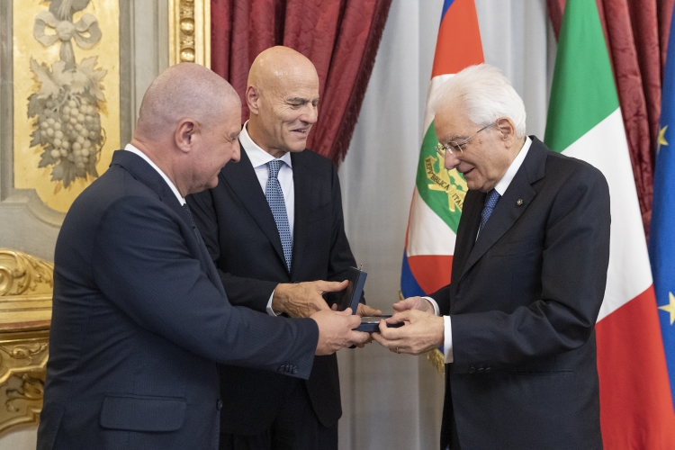 Il Presidente della Repubblica Sergio Mattarella con Giuseppe Zafarana  Presidente del Consiglio di amministrazione di Eni,e con Claudio Descalzi Amministratore delegato di Eni,in occasione della cerimonia di premiazione dei vincitori Eni Award 2023
