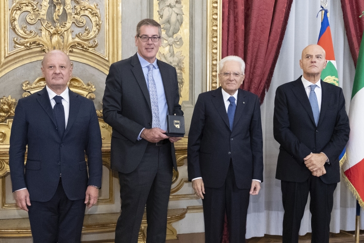 Il Presidente della Repubblica Sergio Mattarella consegna il Premio  Transizione Energetica al professor Jeffrey Long
