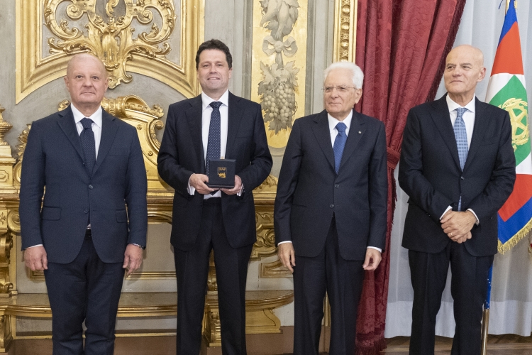Il Presidente della Repubblica Sergio Mattarella consegna il Premio Frontiere dell’Energia al professor Matthew Rosseinsky
