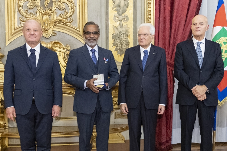 Il Presidente della Repubblica Sergio Mattarella consegna il Premio Soluzioni Ambientali Avanzate al professor Thalappil Pradeep
