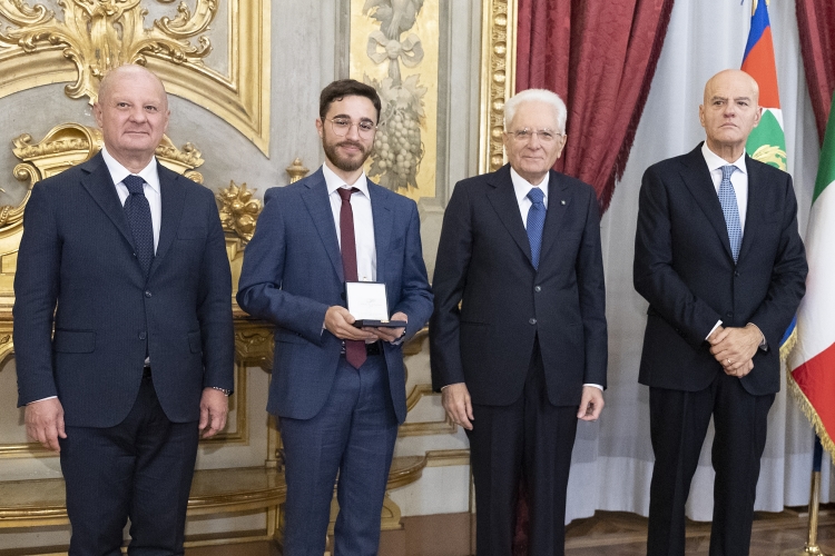 Il Presidente della Repubblica Sergio Mattarella consegna il Premio Giovane Ricercatore dell’Anno al dottor Michele Ghini
