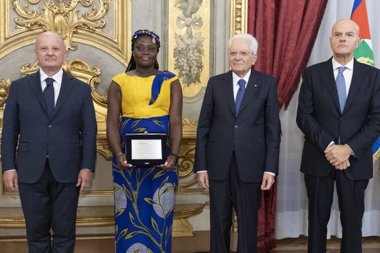 Il Presidente della Repubblica Sergio Mattarella consegna il Premio Giovani Talenti dall’Africa alla dottoressa Gloria Amo-Duodu
