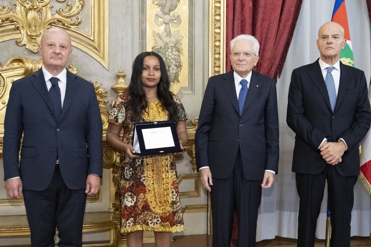 Il Presidente della Repubblica Sergio Mattarella consegna il Premio Giovani Talenti dall’Africa alla dottoressa Elshaday Mulu Fetene
