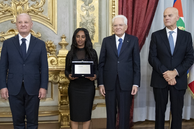 Il Presidente della Repubblica Sergio Mattarella consegna il Premio Giovani Talenti dall’Africa alla dottoressa Tsion Ayalew Kebede
