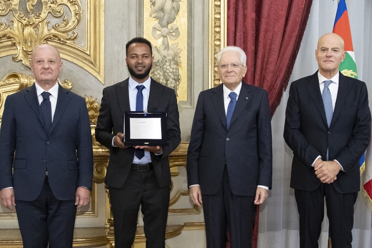 Il Presidente della Repubblica Sergio Mattarella consegna il Premio Giovani Talenti dall’Africa al dottor Natnael Tilahun Sinshaw

