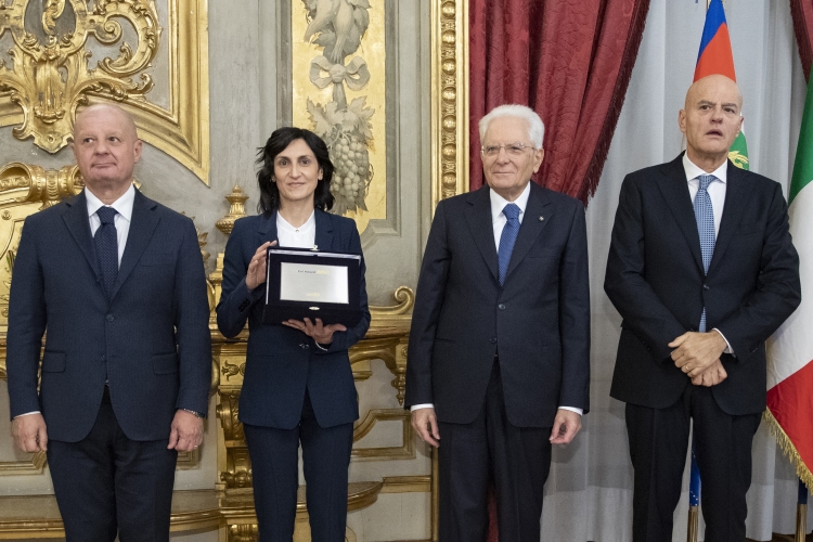 Il Presidente della Repubblica Sergio Mattarella consegna il Premio Riconoscimento all’Innovazione Eni a Aldo Bosetti, Luca Madia, Carmen Samà e Massimo Zampato
