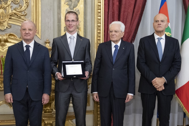 Il Presidente della Repubblica Sergio Mattarella consegna il Premio Riconoscimento all’Innovazione Eni a a Giulio Assanelli, Antonio Amico, Lucia Bonoldi, Marcello Notari, Riccardo Po' e Luca Serbolisca
