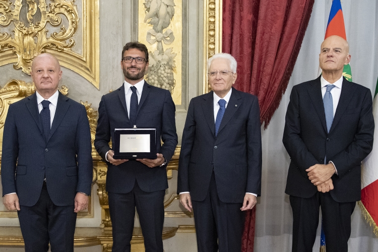 Il Presidente della Repubblica Sergio Mattarella consegna il Premio Riconoscimento all’Innovazione Eni a Francesco Argento, Mauro Favaretto e Andrea Vignali
