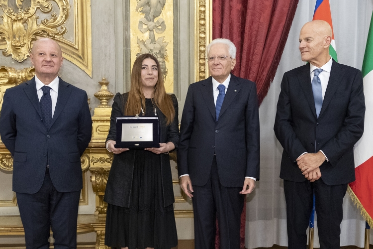 Il Presidente della Repubblica Sergio Mattarella consegna il Premio “Eni Joule for Entrepreneurship” a Ohoskin, startup di Catania,ritira il premio la dottoressa Adriana Santanocito
