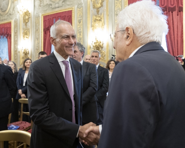 Il Presidente della Repubblica Sergio Mattarella saluta Moungi Bawendi,premio Nobel per la Chimca 2023
